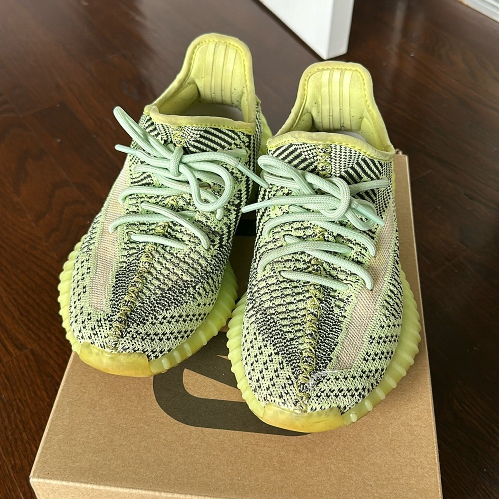 REFLECTION GREEN YEEEZY SIZE 5.5